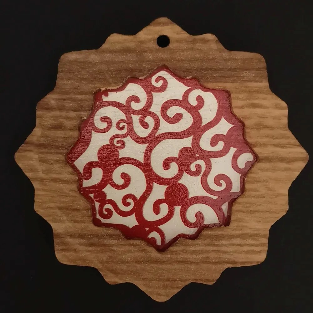 AMADEA Drevená ozdoba z masívu s farebným vkladom - vločka s ornamentom 8 cm