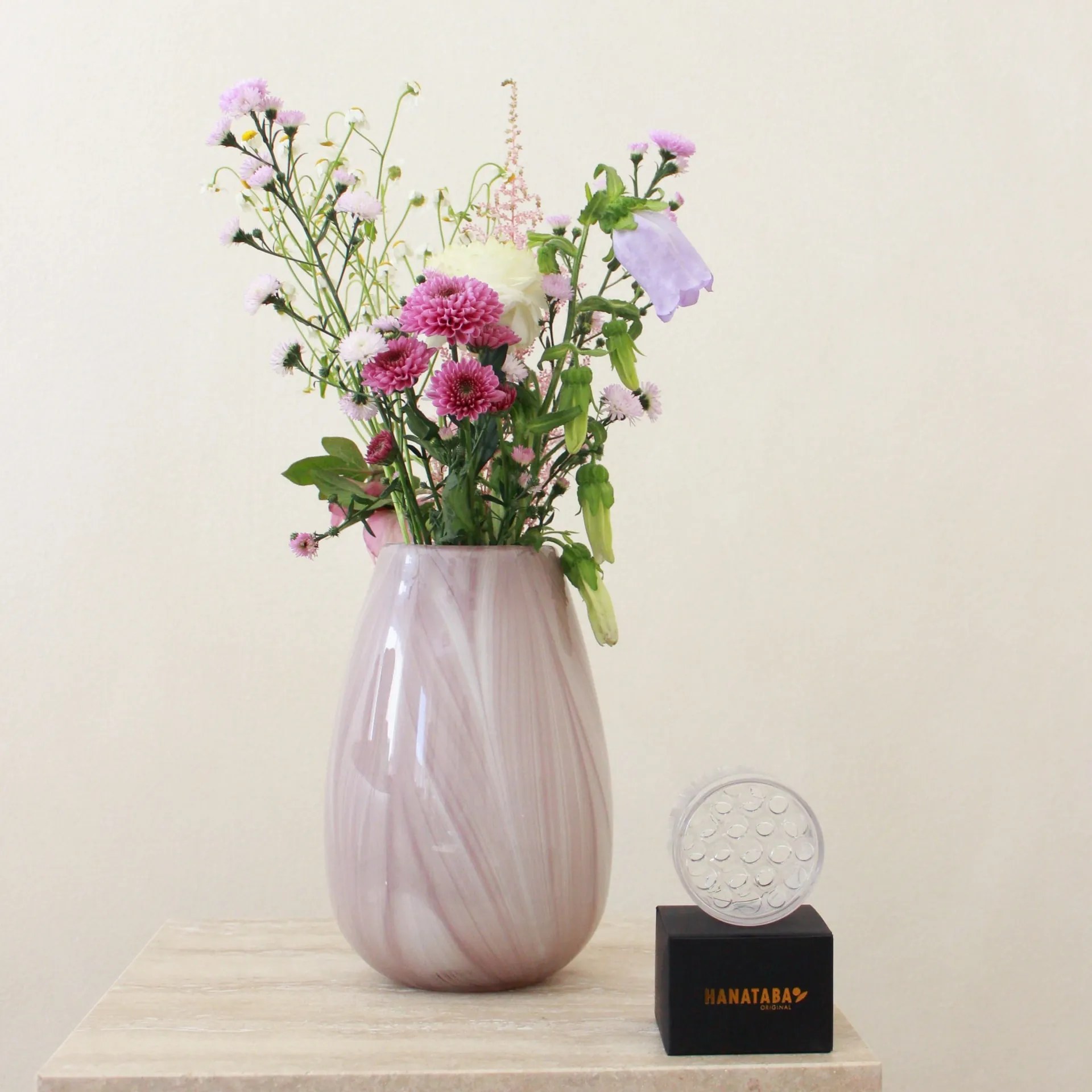 Bloomingville Exkluzívny set: váza Ennis Rose + aranžovací krúžok Hanataba