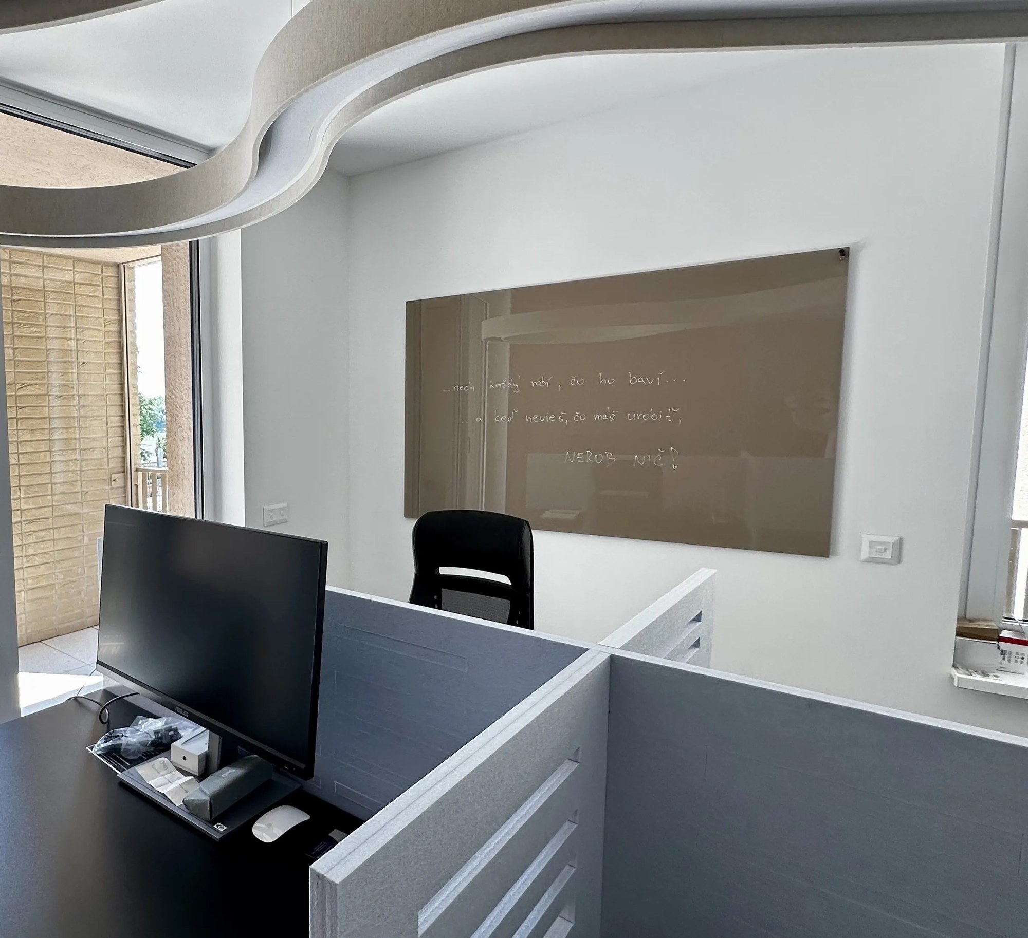 Toptabule.sk Sklenená magnetická tabuľa hnedá 100x100 cm