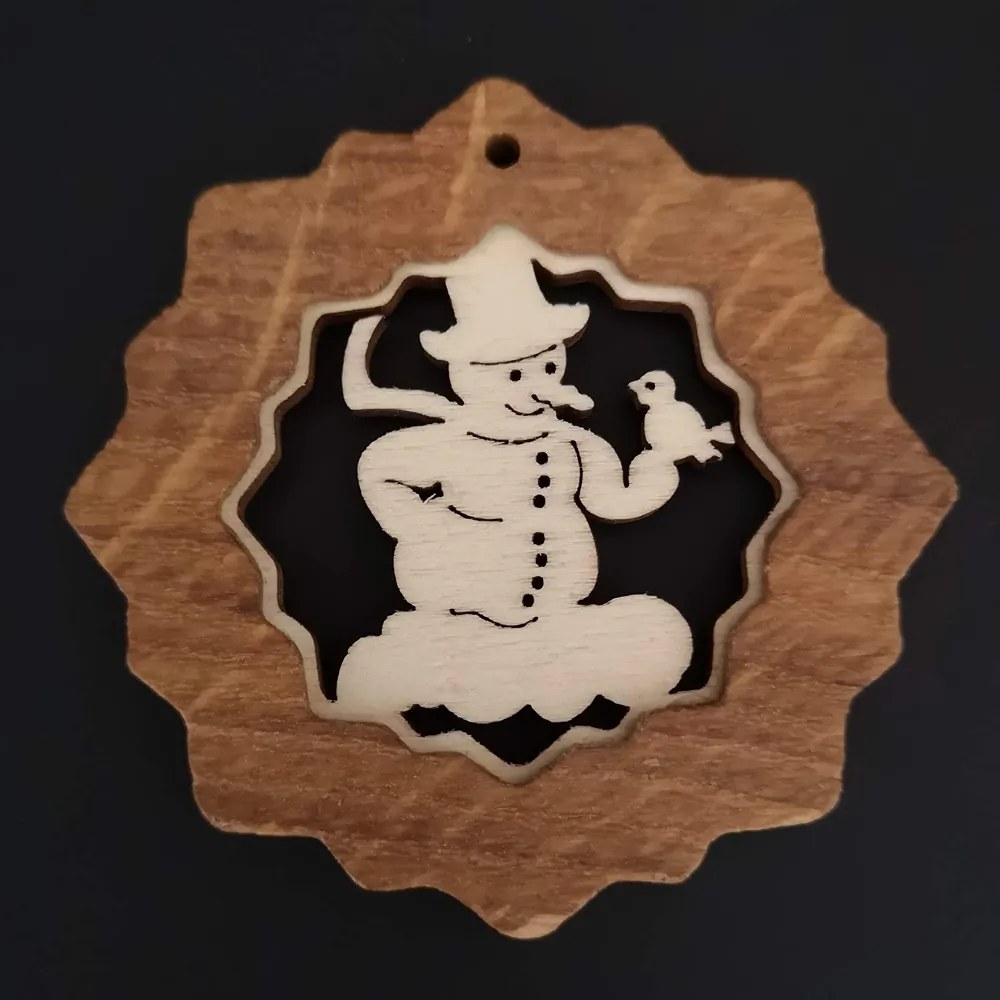 AMADEA Ozdoba z masívu v kladom - vločka so snehuliakom 7 cm