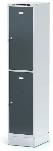 Alfa 3 Šatníková skrinka S6 na sokli s úložnými boxami, 2 boxy, 1920 x 400 x 500 mm, otočný zámok, tmavosivé dvere