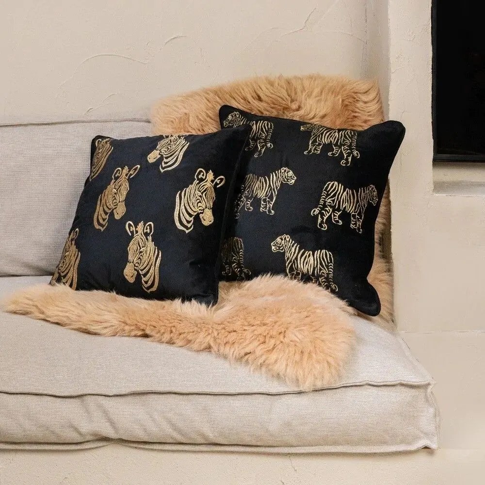 Čierny zamatový vankúš so zlatými tigrov - 45*45*16cm
