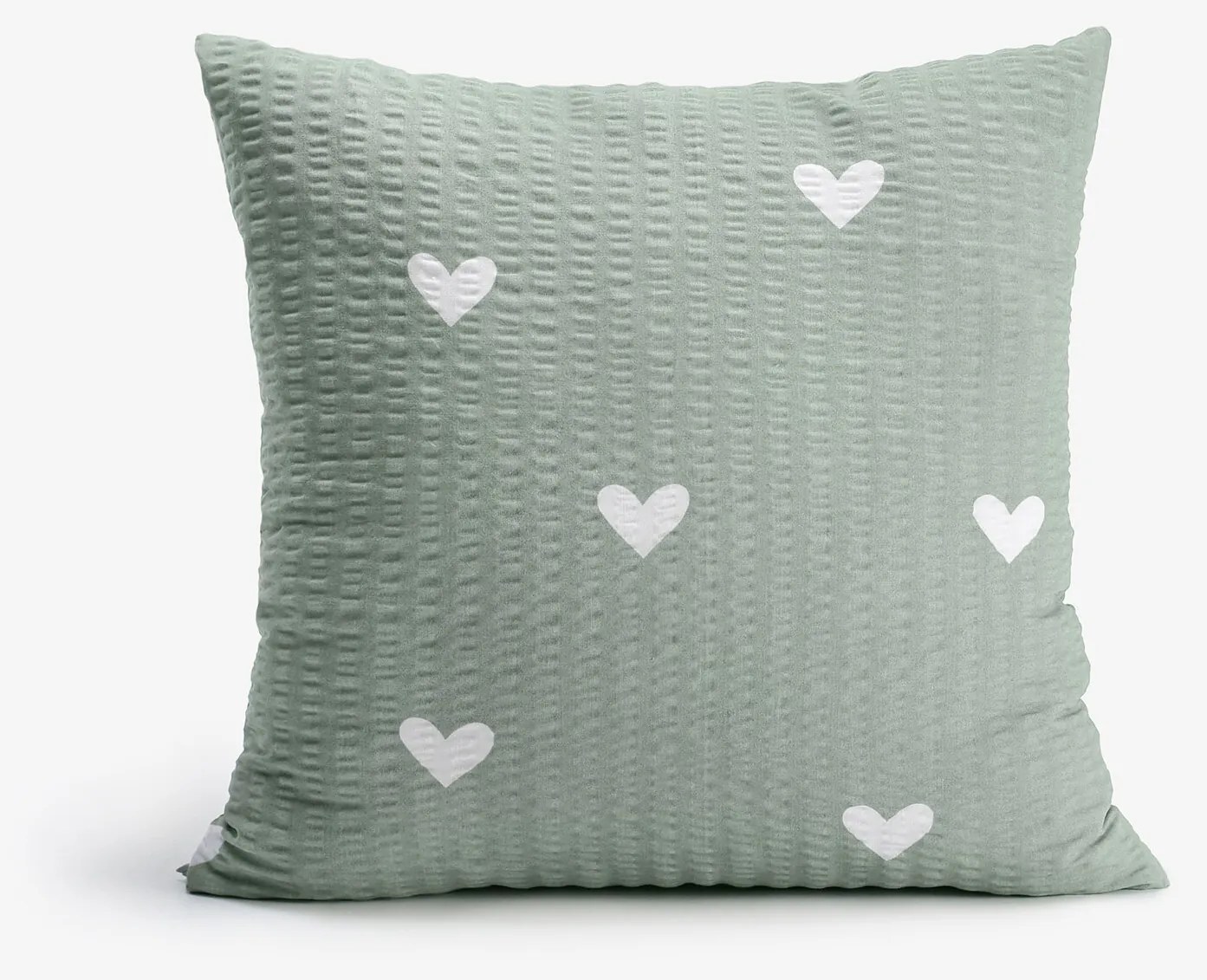 Goldea krepová obliečka na vankúš - srdiečka na šalviovo zelenom 40 x 40 cm