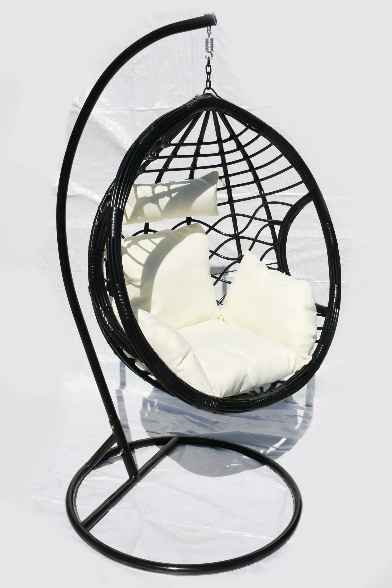 Závesné kreslo 03 čierne s béžovou poduškou