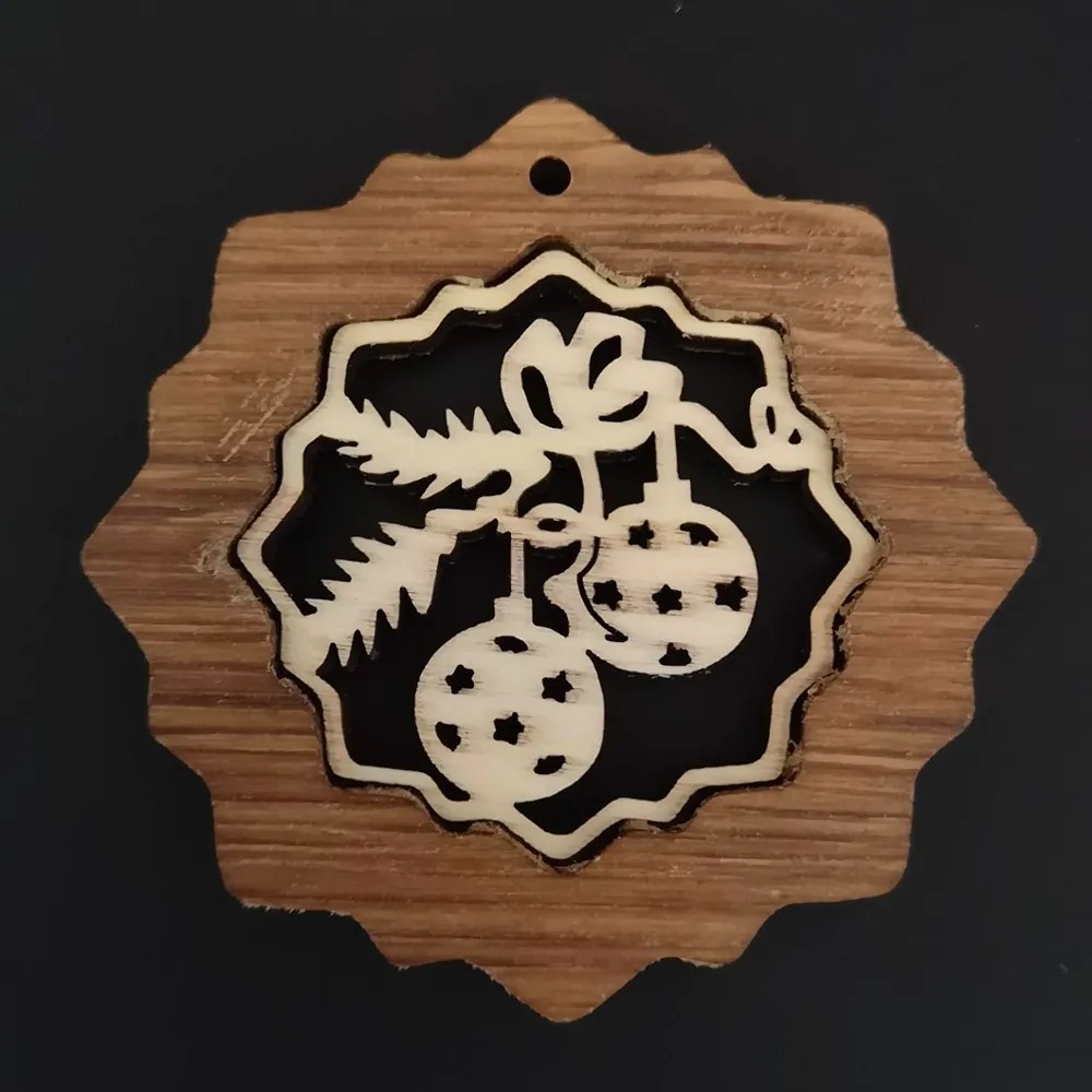 AMADEA Drevená ozdoba z masívu s vkladom - vločka s guľami 7 cm