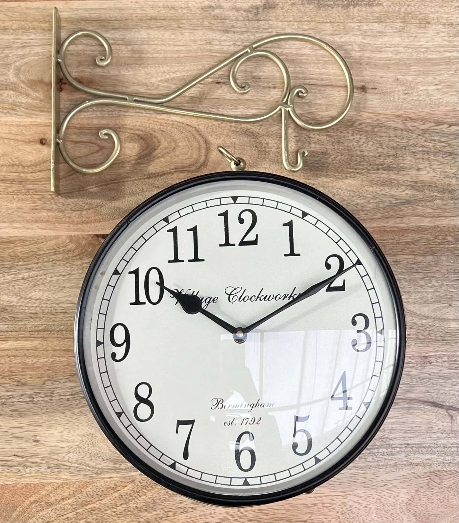 furniture-nabytek.cz - Obojstranné nástenné hodiny 25cm