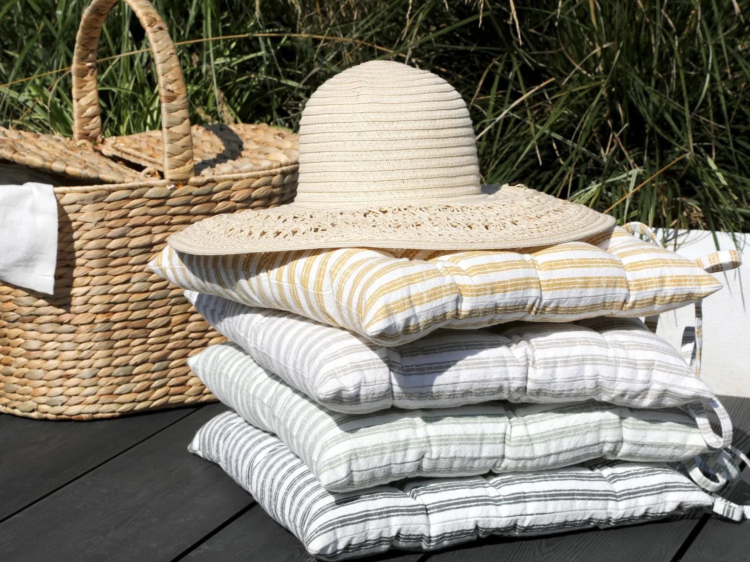 Zeleno pruhovaný podsedák s výplňou Nimes Seat - 40*40 cm